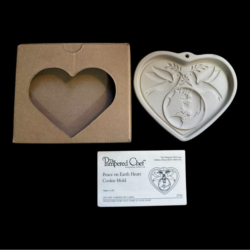 2002 Pampered Chef "Peace on Earth Heart" Family Heritage Stoneware Cookie Mold